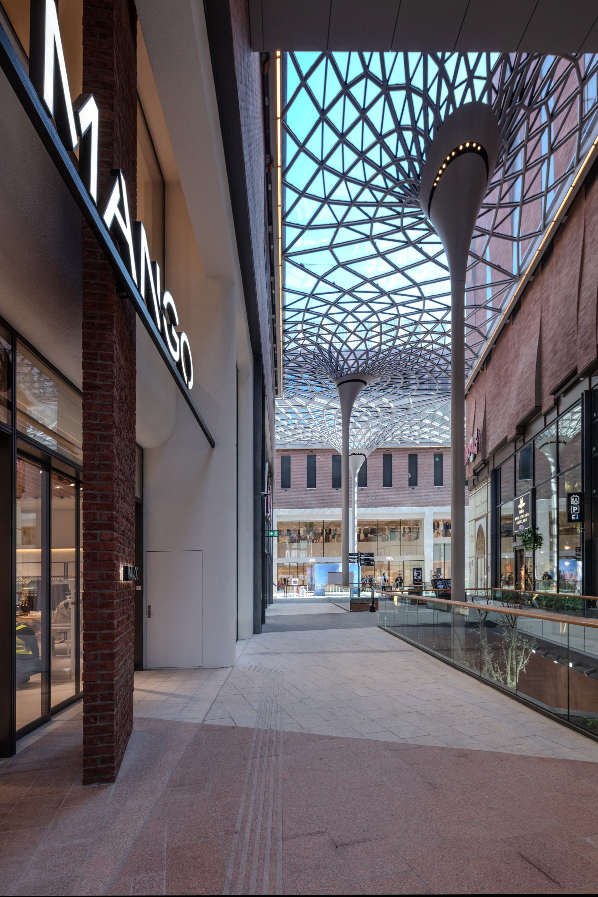 Mango im Westfield Hamburg