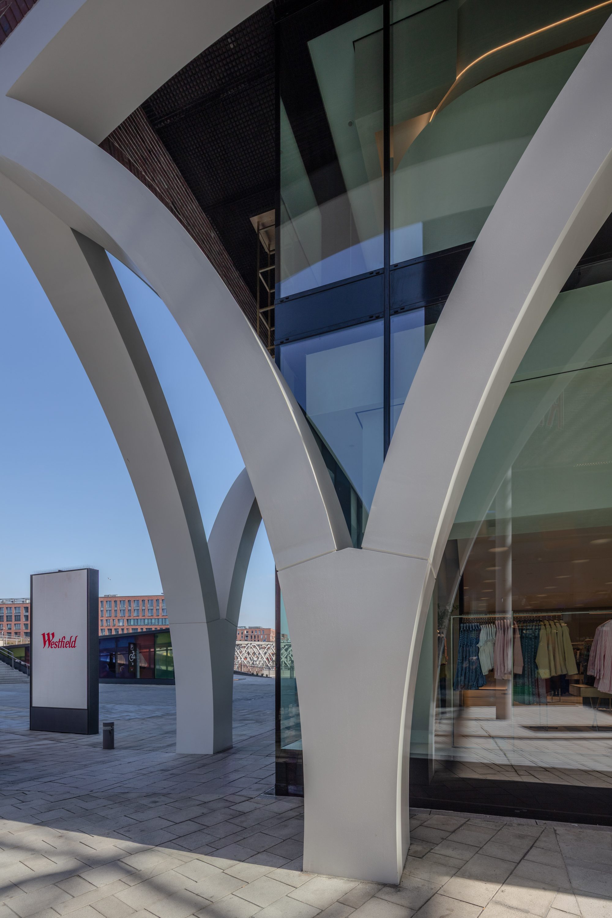 Kubistischer Baukörper mit Bögen