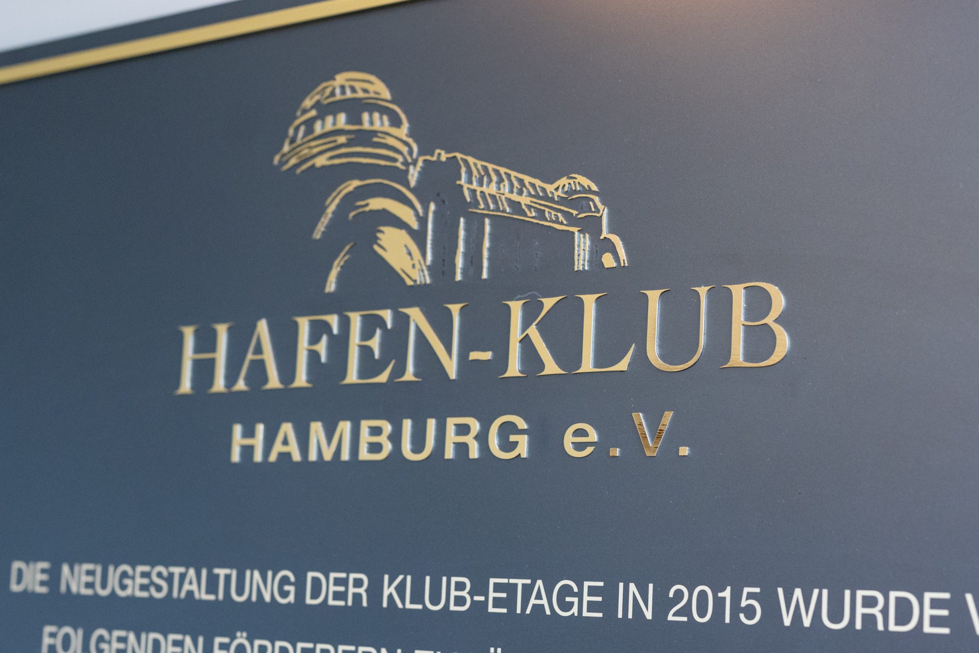 Information plaque with the gold logo and lettering of Hafen-Klub Hamburg.