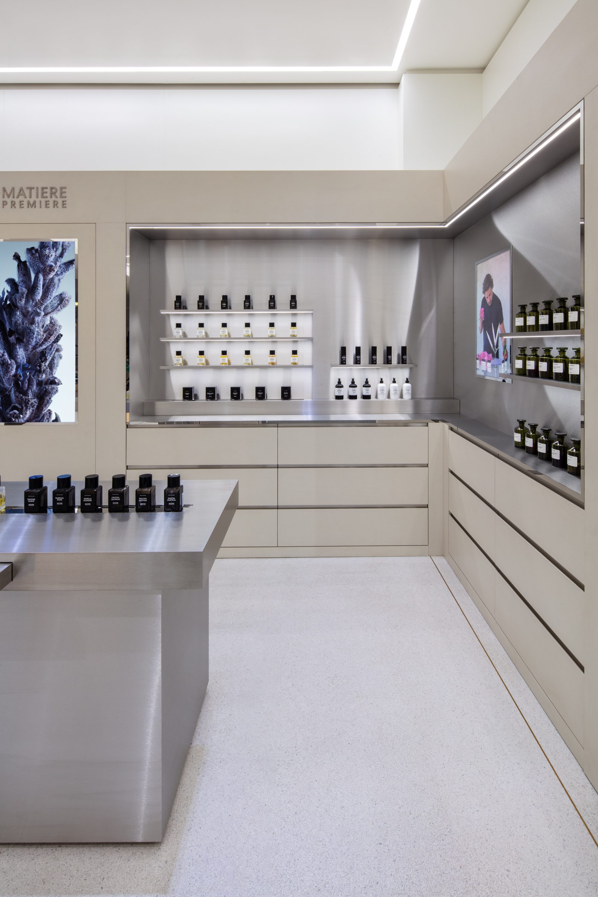 Blick in eine Ecke des Pop-ups mit metallenen Duftregalen, Testertisch und Lavendelmotiv.